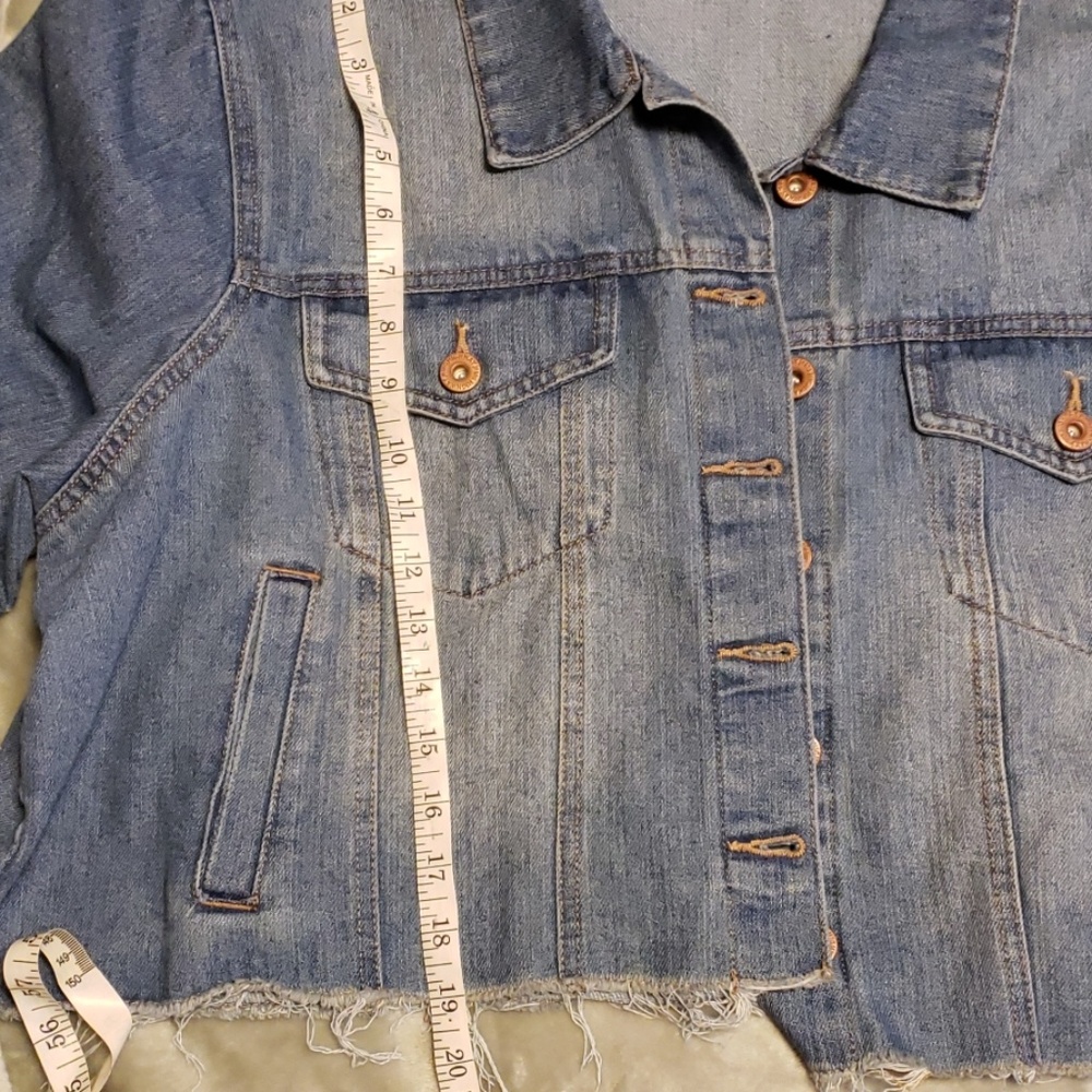 Stylish Cropped Jean Jacket - Picture 6 of 6
